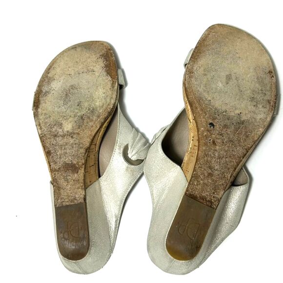 Donald Pliner Dionne Champagne Gold Metallic Leather Toe-Post Wedge Sandals Sz 8 - Picture 7 of 15